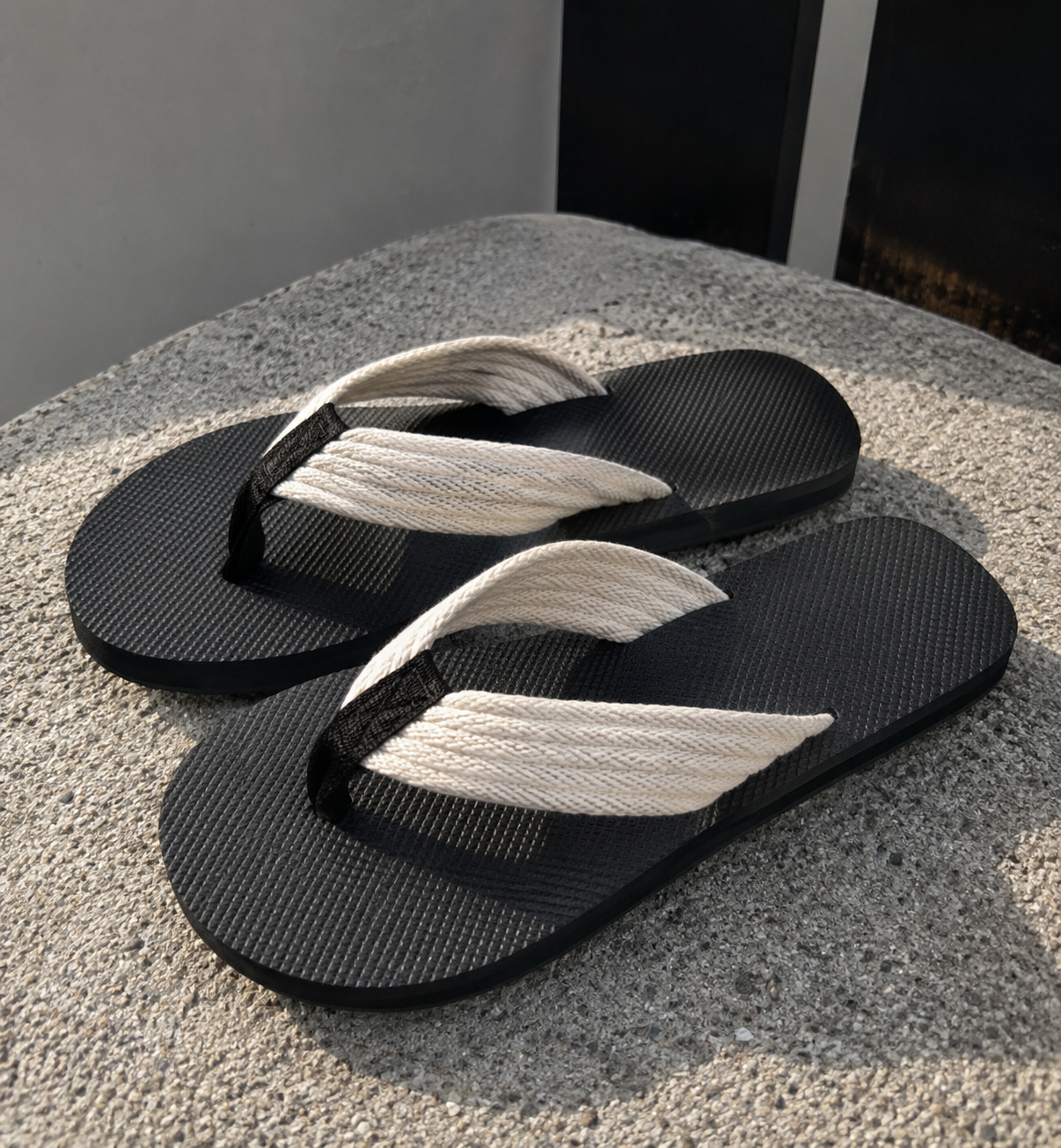 Quick- Dry Hidden Middle Finger Slippers Figure with Legs Flip Flops Parody Middle Finger Beach Summer Comfort Non Slip Sandal